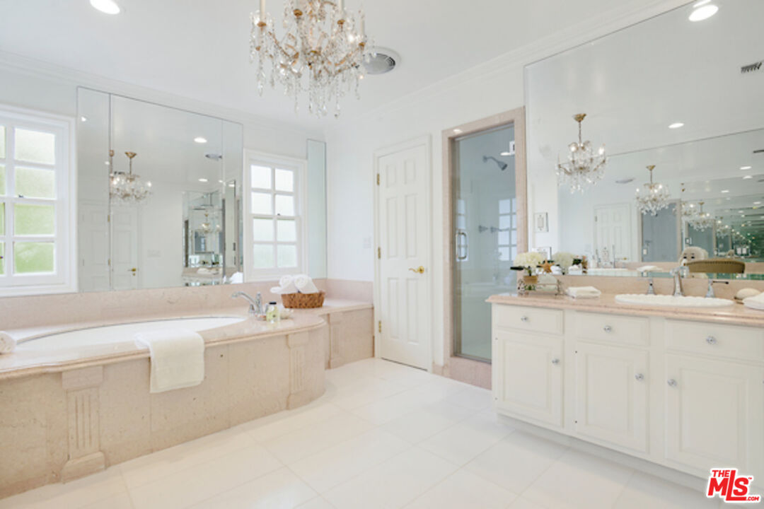 400 EVELYN PL