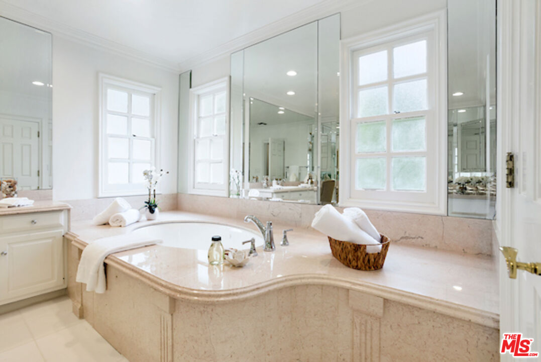 400 EVELYN PL