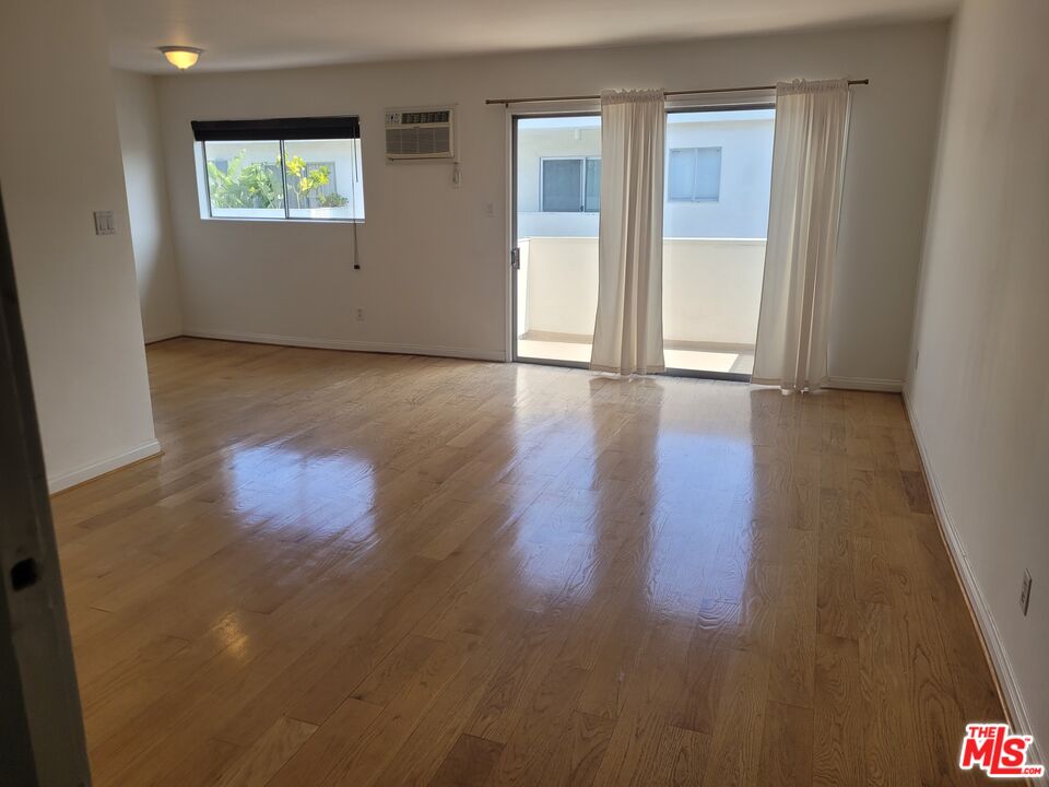 960 Larrabee St Unit: 310