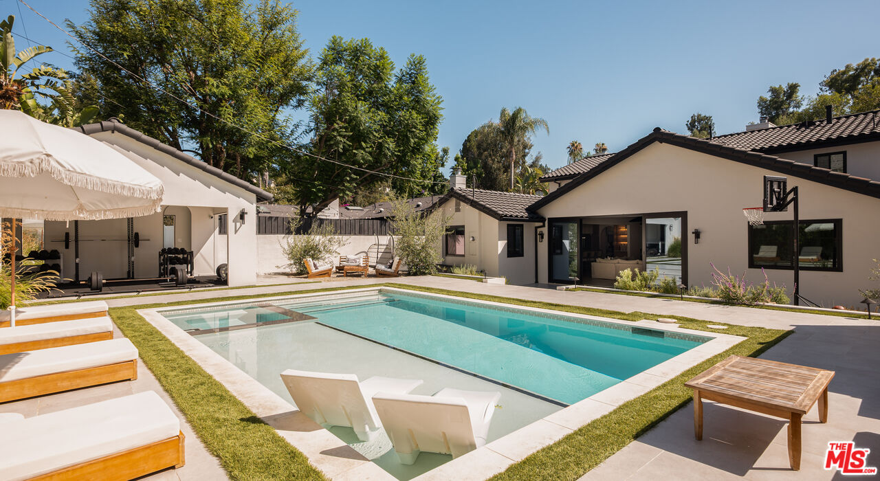 22269 Avenue San Luis