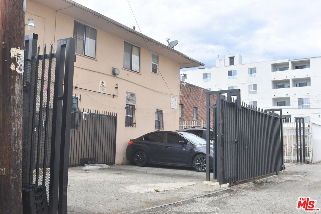 904 N Western Ave