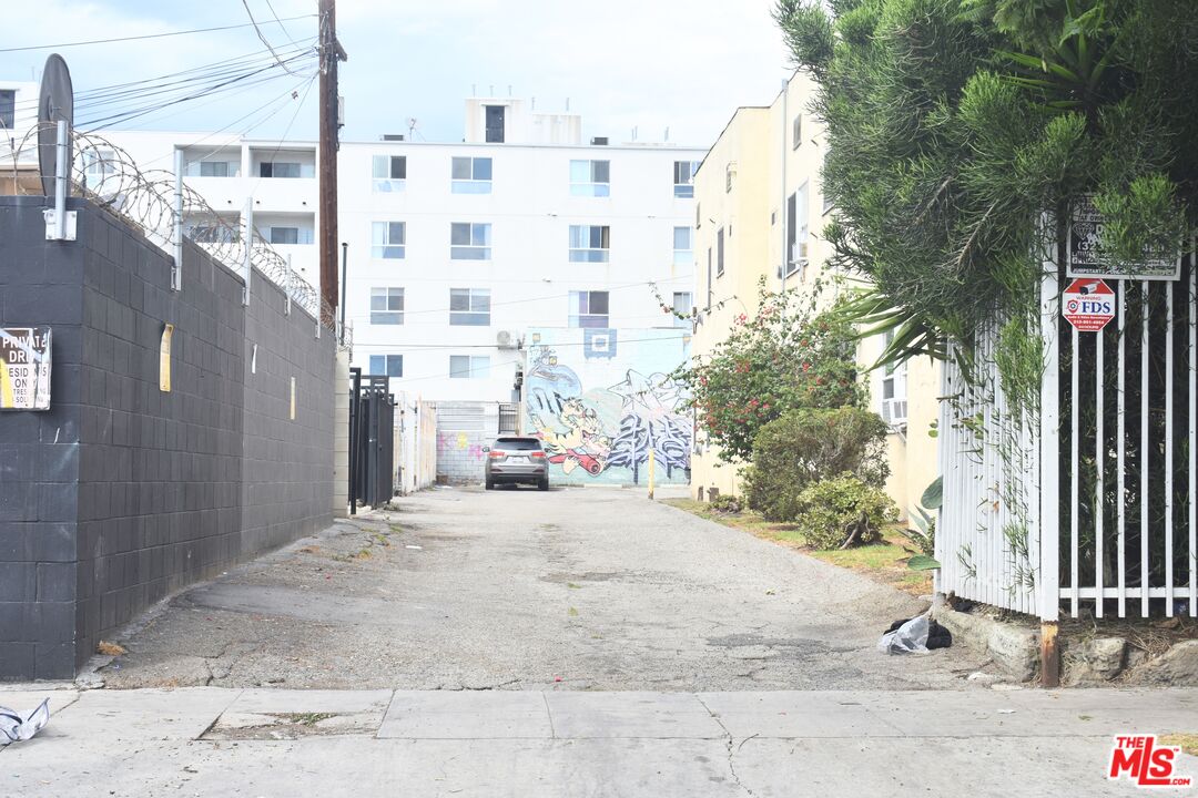 904 N Western Ave
