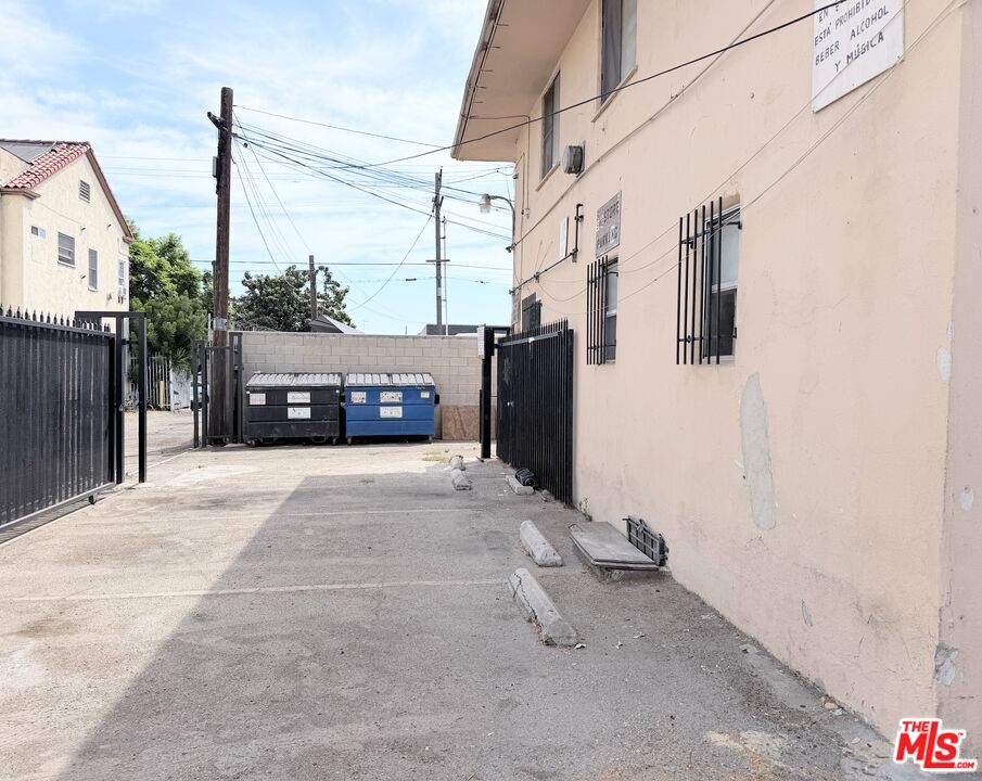 904 N Western Ave