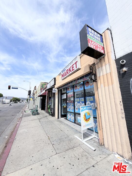 904 N Western Ave