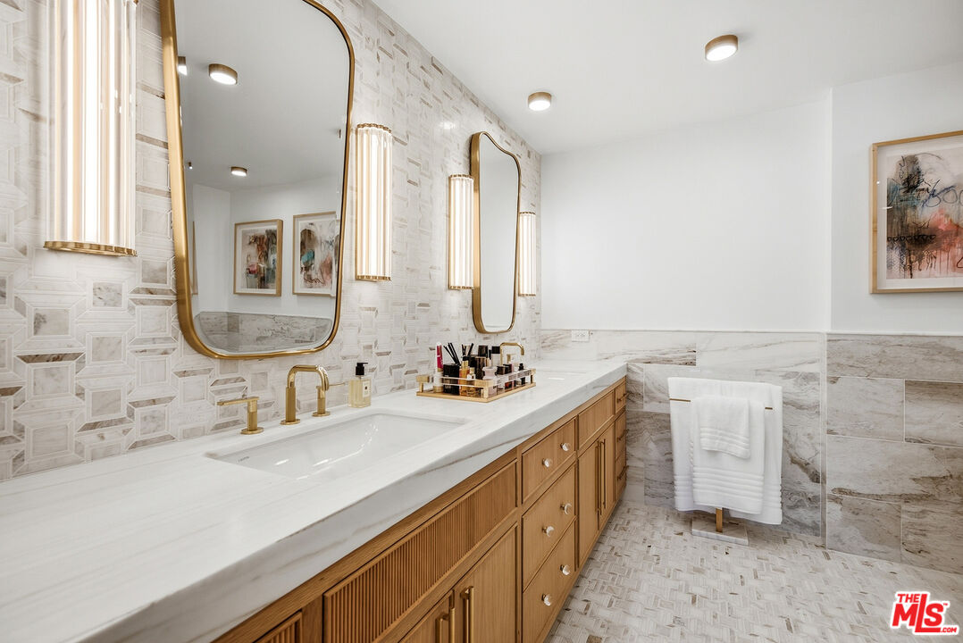 211 S Spalding Dr Unit: 110N