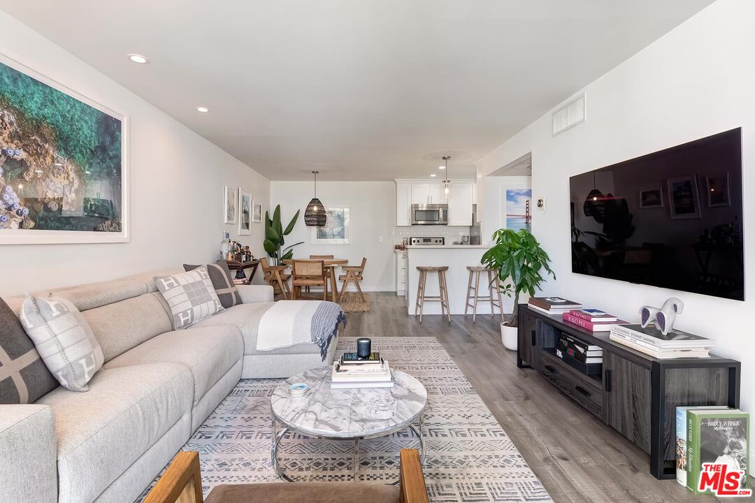 8530 Holloway Dr Unit: 422