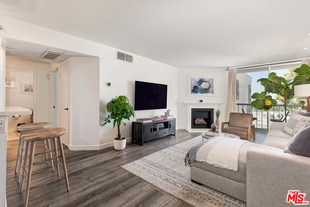 8530 Holloway Dr Unit: 422