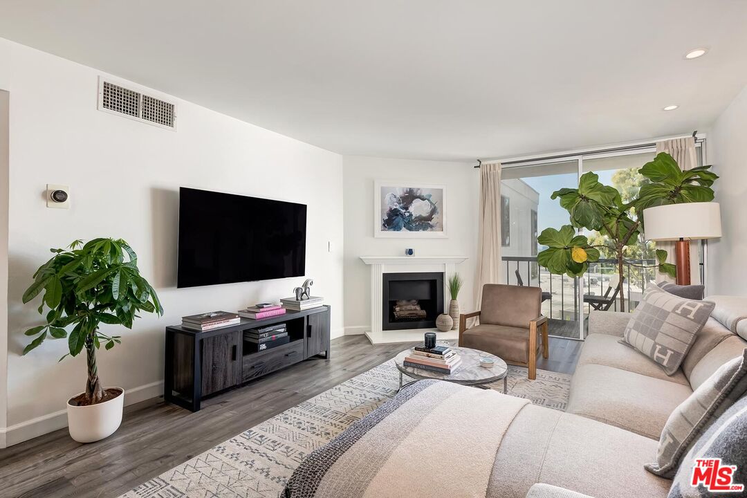 8530 Holloway Dr Unit: 422
