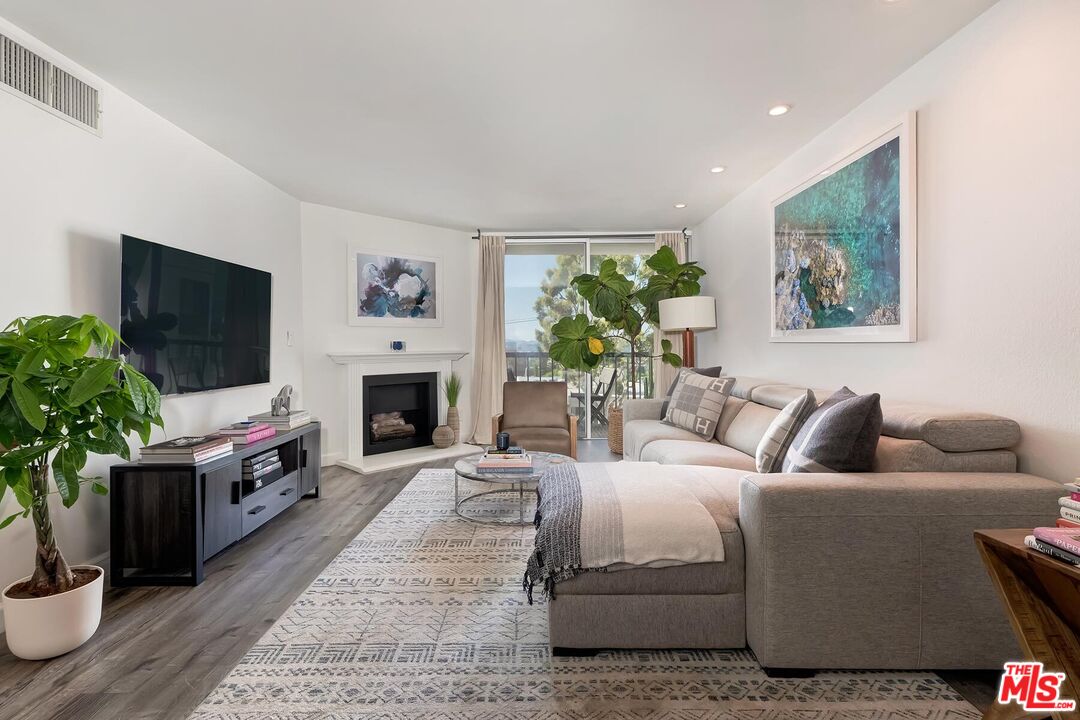 8530 Holloway Dr Unit: 422