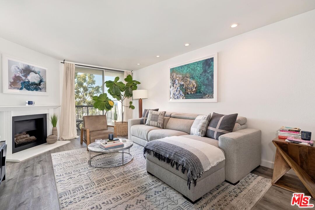 8530 Holloway Dr Unit: 422