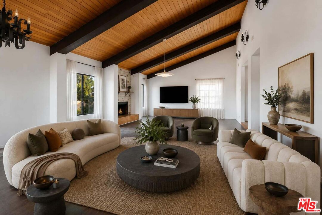 4912 Llano Dr