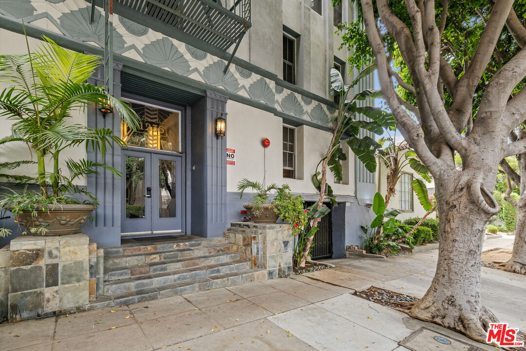 1236 N Flores St Unit: 402