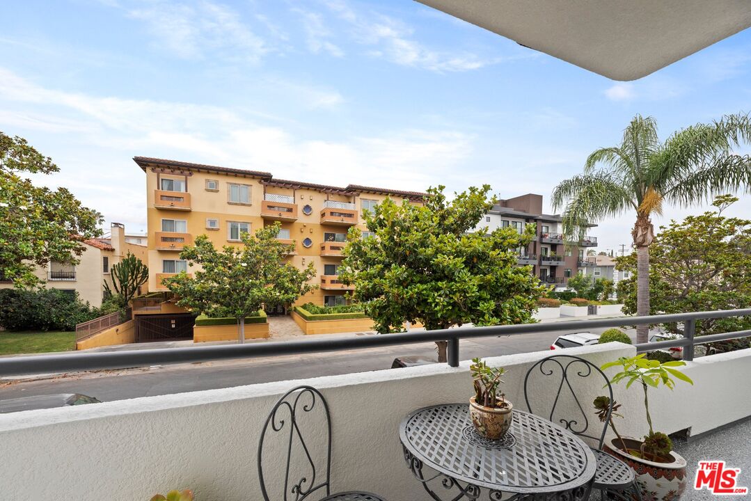 1136 S Shenandoah St Unit: 201