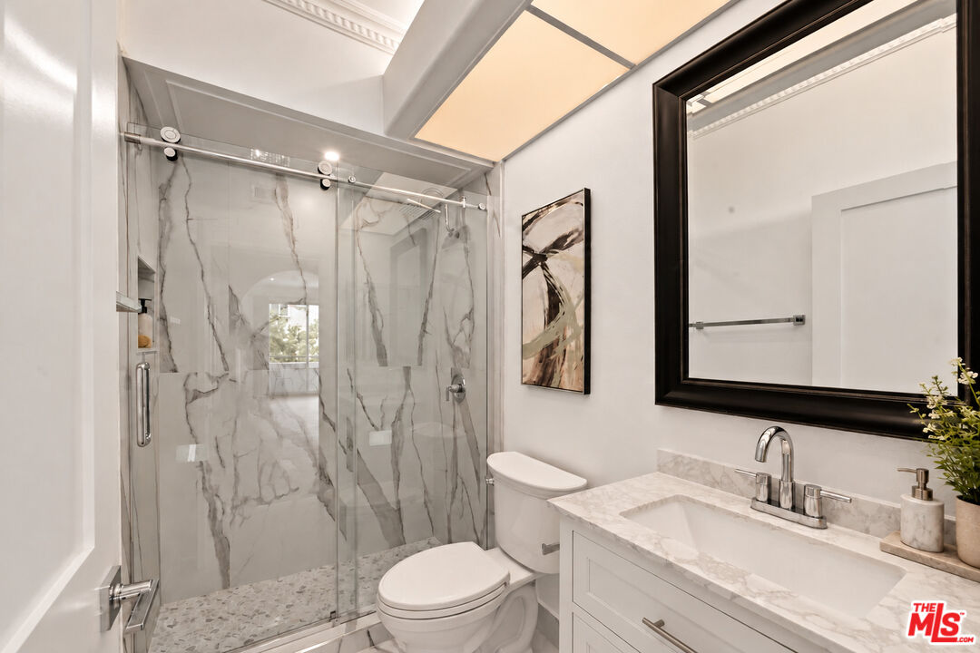 1136 S Shenandoah St Unit: 201