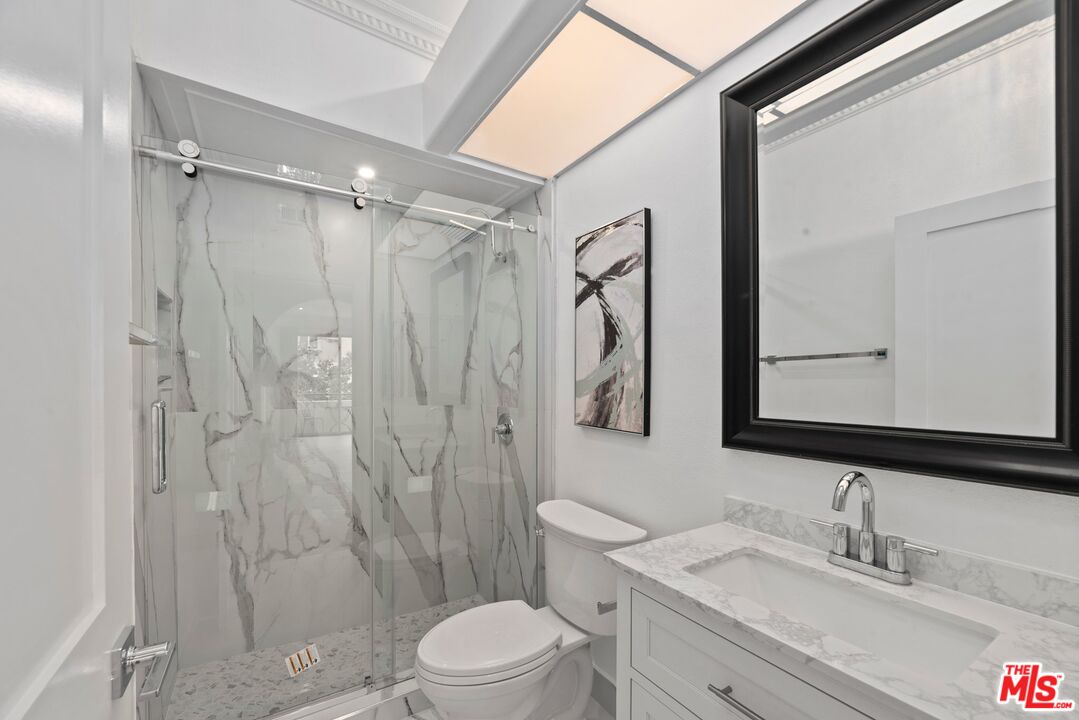 1136 S Shenandoah St Unit: 201