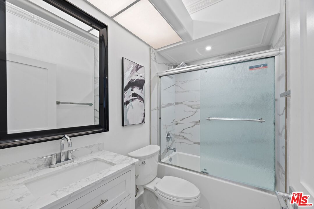 1136 S Shenandoah St Unit: 201