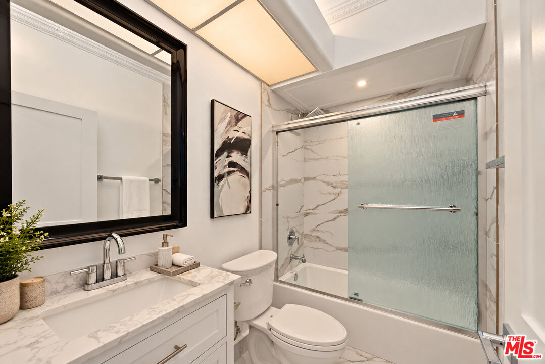 1136 S Shenandoah St Unit: 201