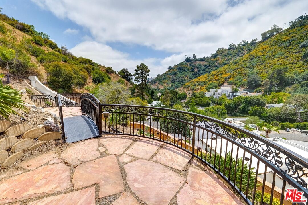 1754 Franklin Canyon Dr