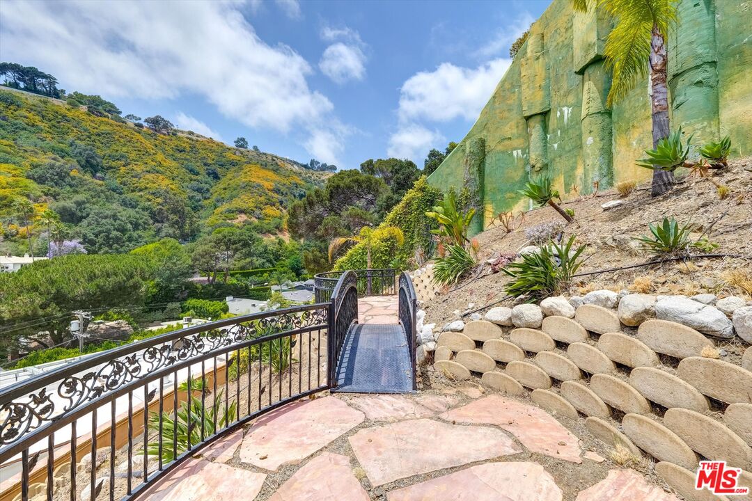1754 Franklin Canyon Dr