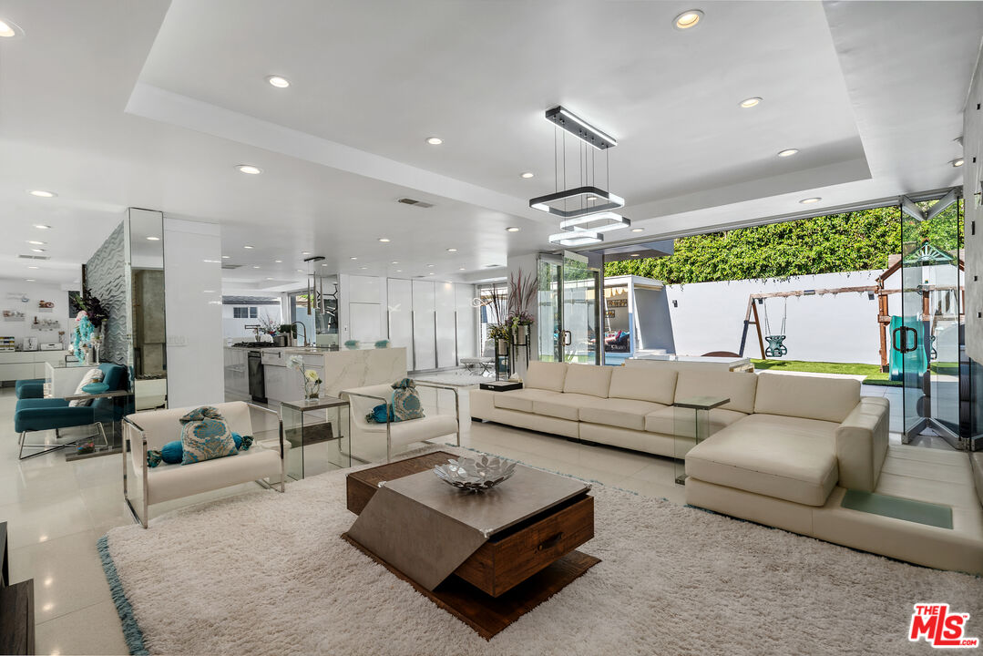 1590 BENEDICT CANYON DR
