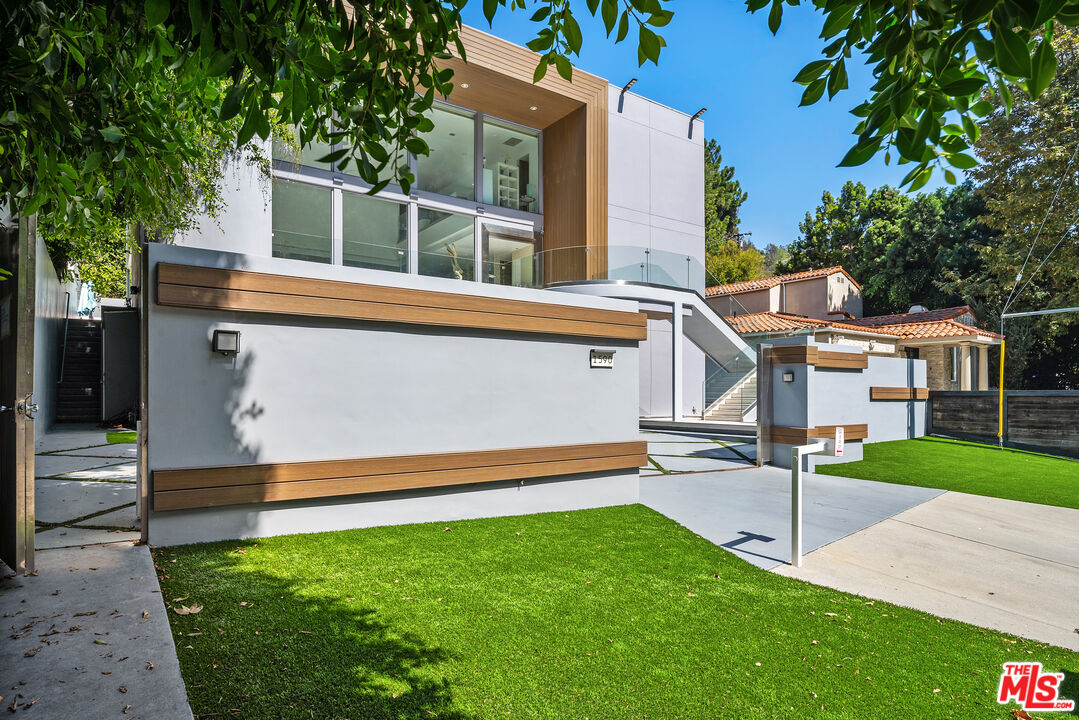 1590 BENEDICT CANYON DR