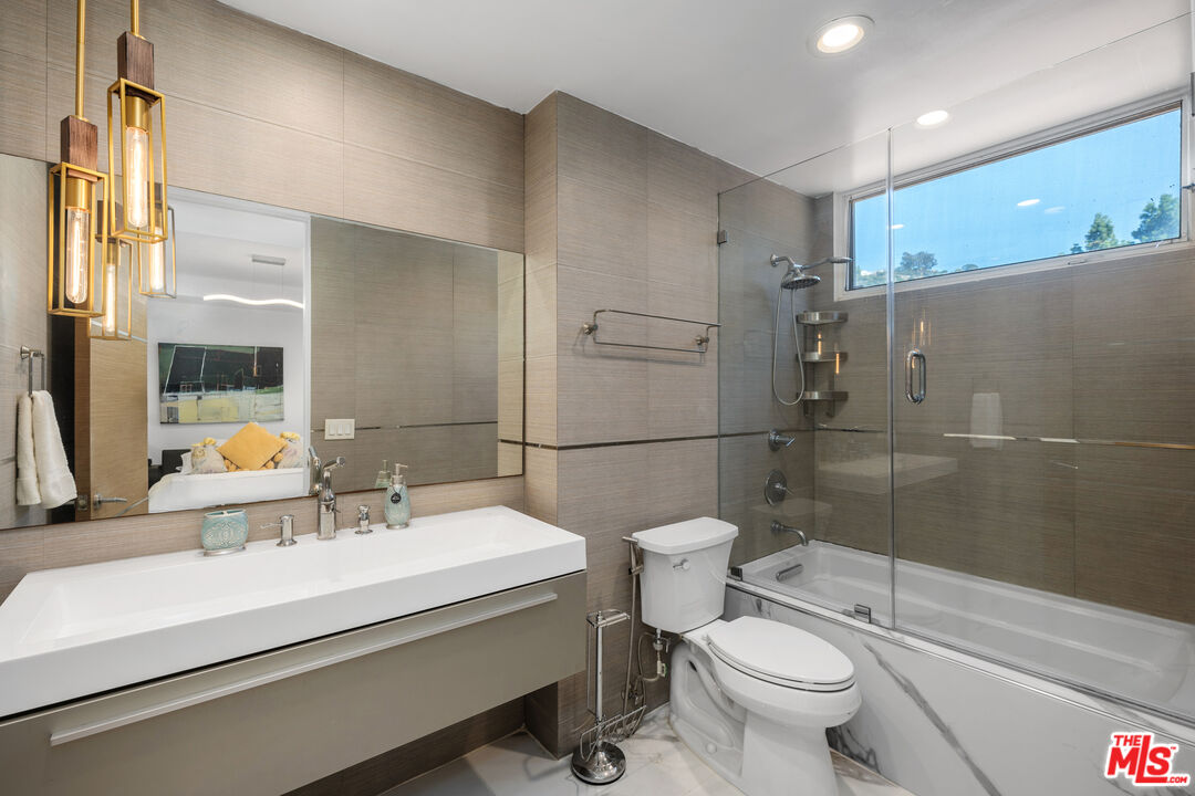 1590 BENEDICT CANYON DR
