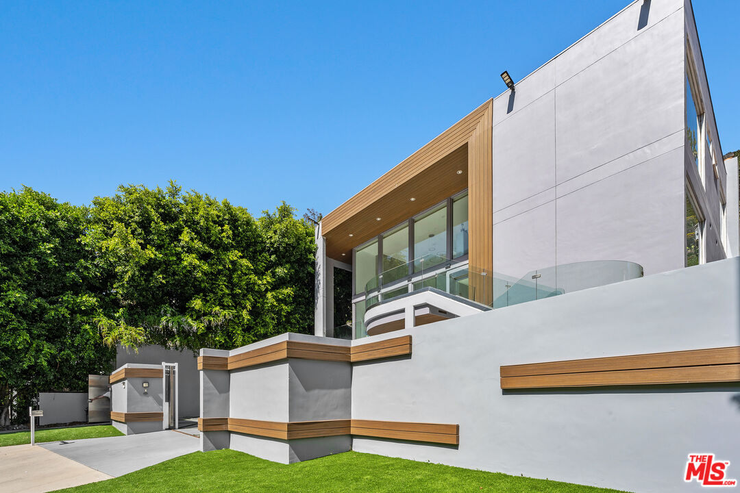 1590 BENEDICT CANYON DR