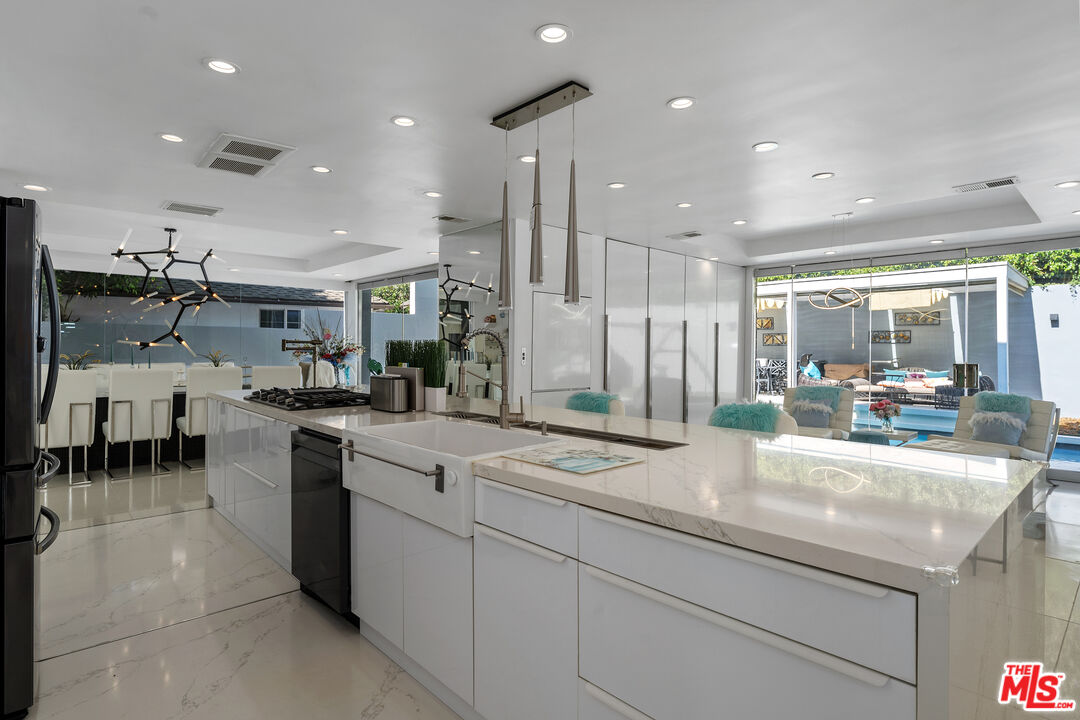 1590 BENEDICT CANYON DR
