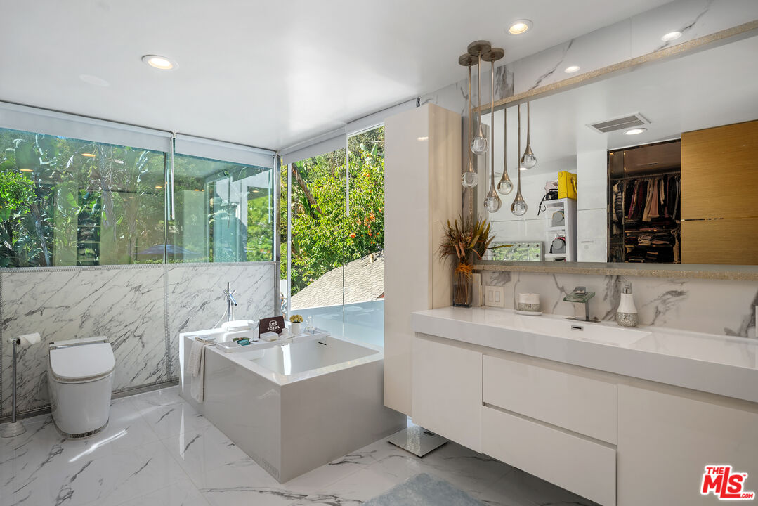 1590 BENEDICT CANYON DR