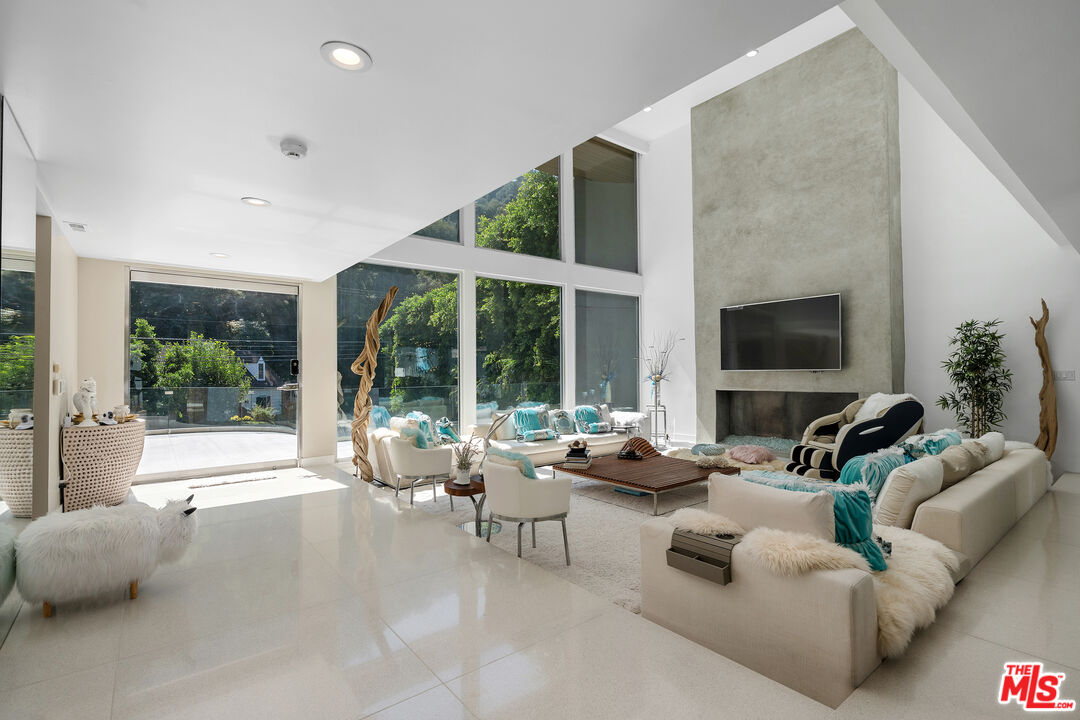 1590 BENEDICT CANYON DR