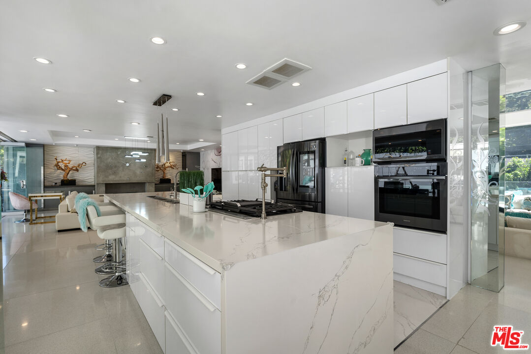 1590 BENEDICT CANYON DR