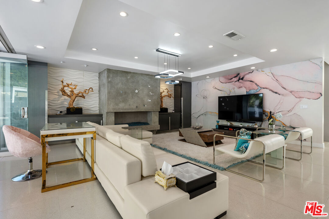 1590 BENEDICT CANYON DR
