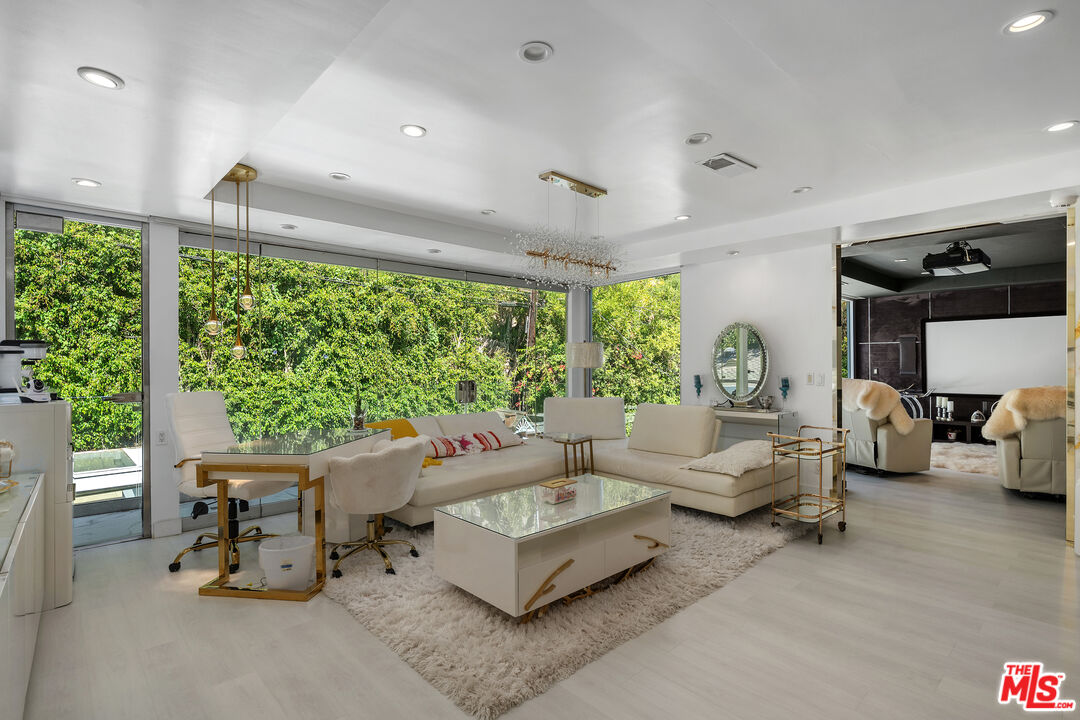1590 BENEDICT CANYON DR