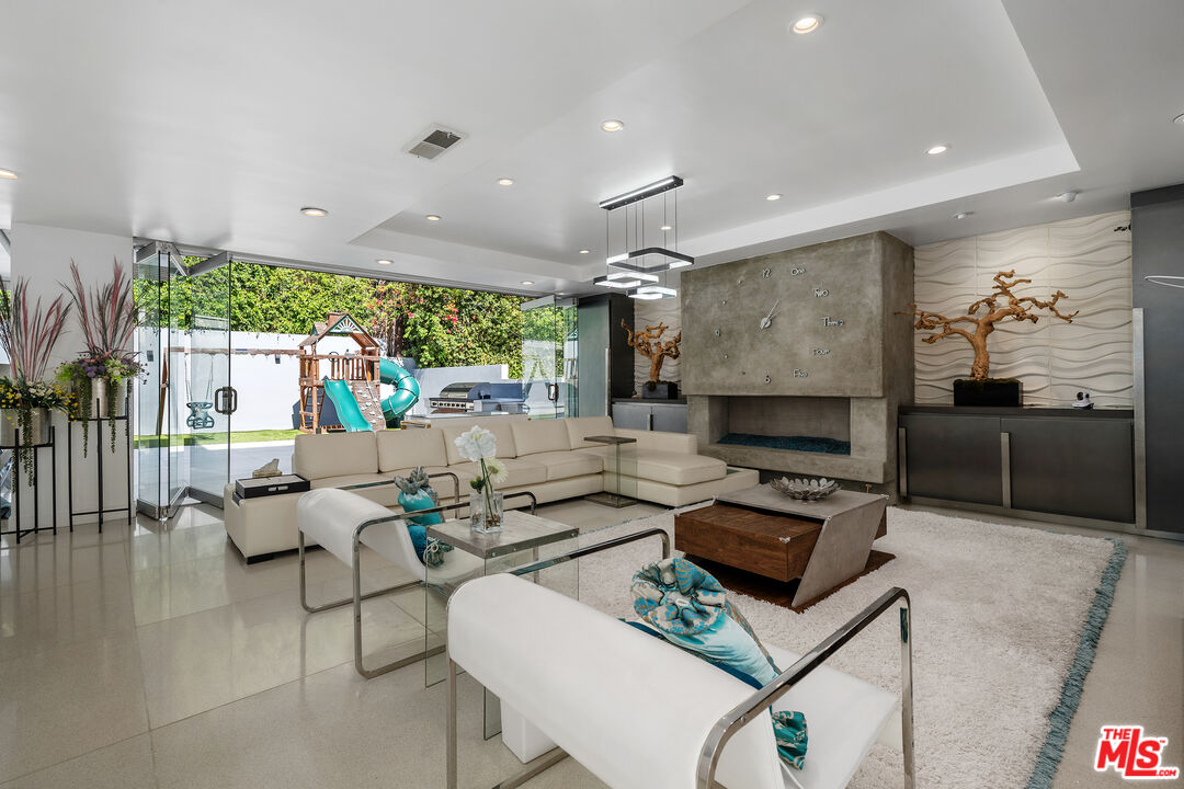 1590 BENEDICT CANYON DR