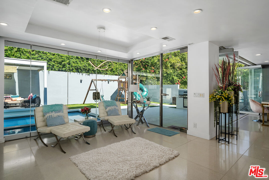 1590 BENEDICT CANYON DR