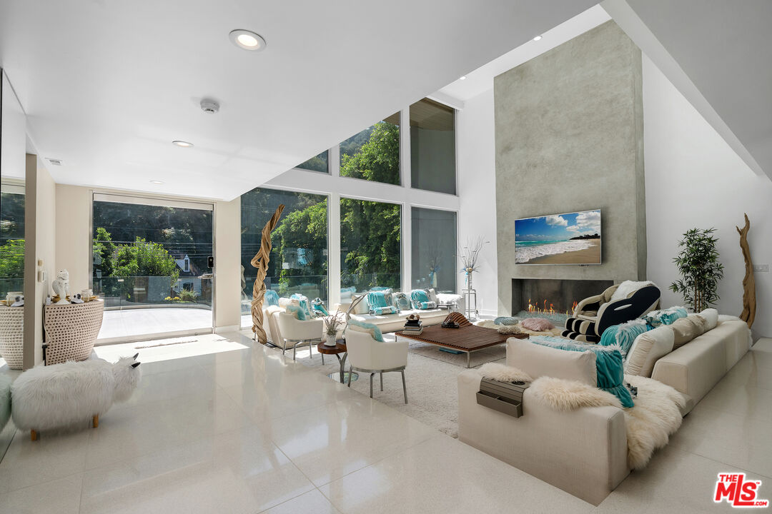 1590 BENEDICT CANYON DR