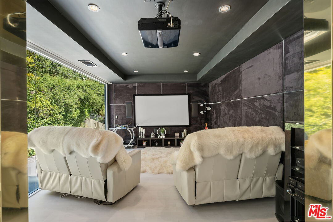 1590 BENEDICT CANYON DR