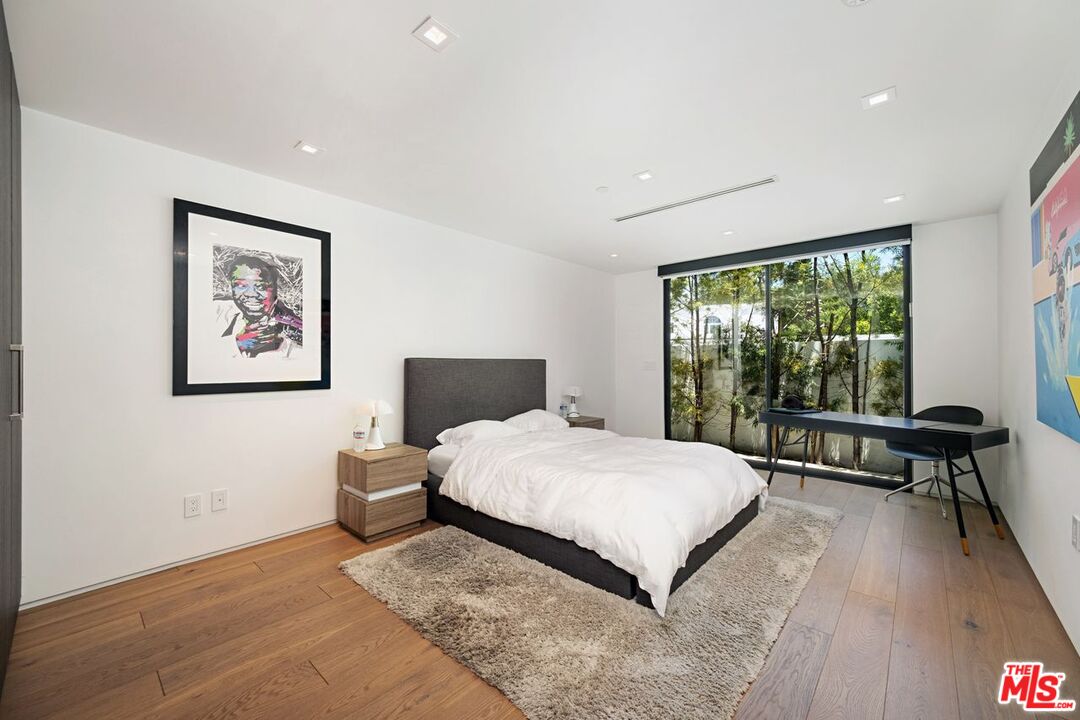 9570 SUNSET BLVD