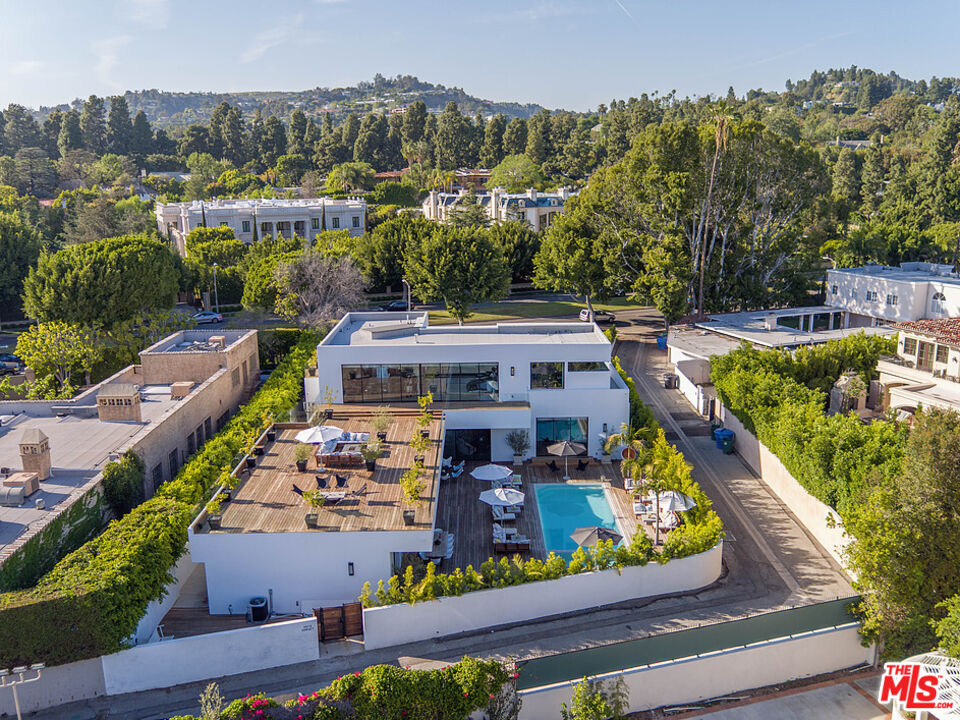9570 SUNSET BLVD