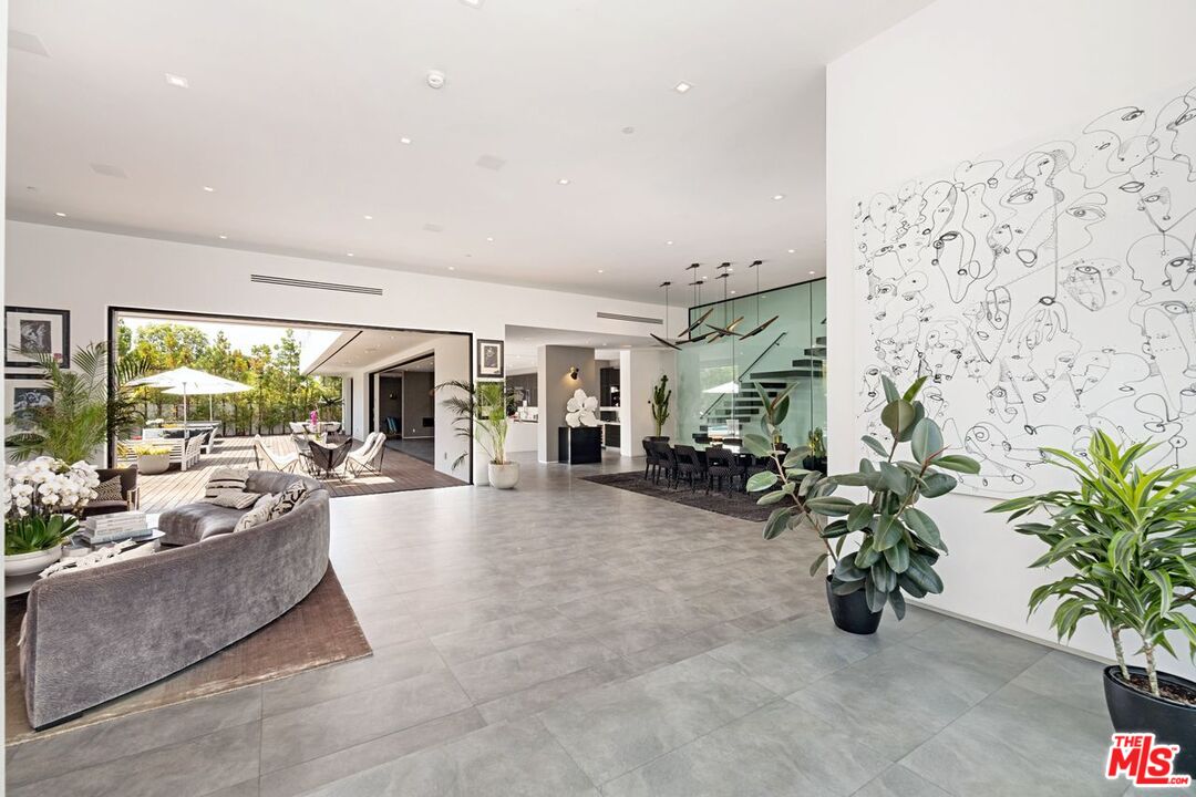 9570 SUNSET BLVD