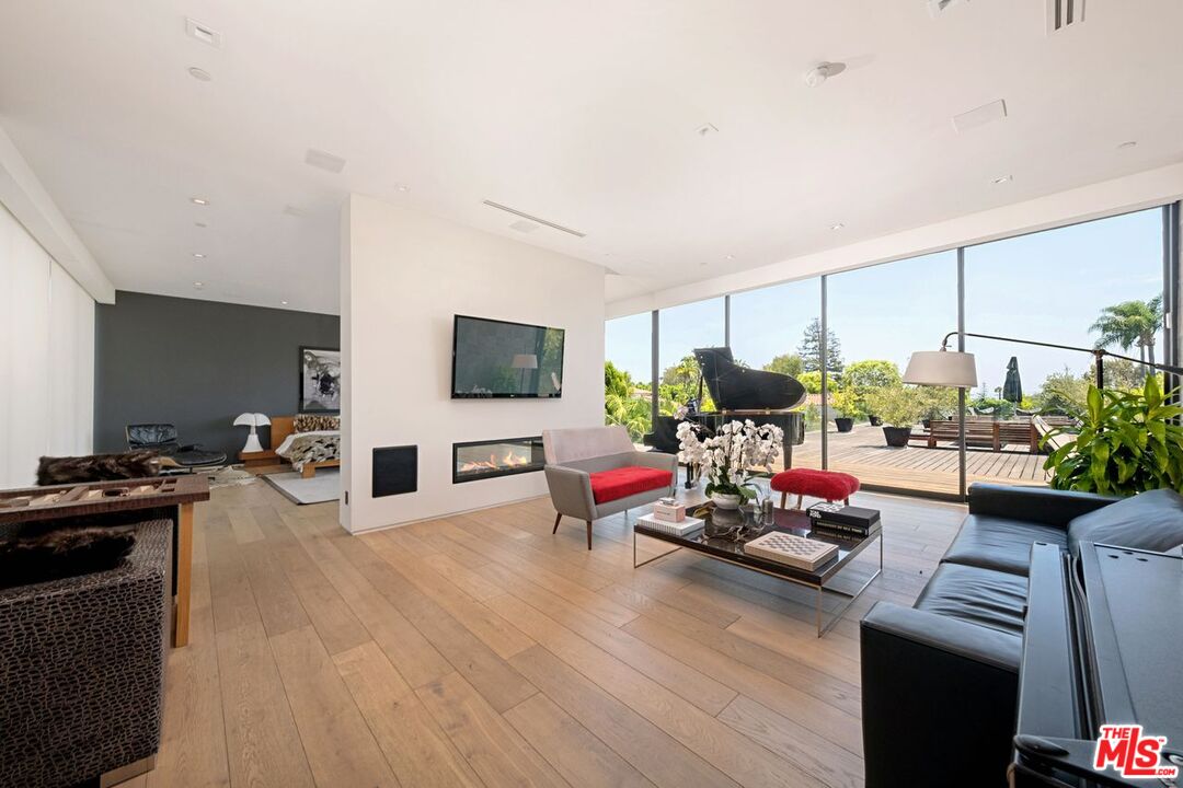 9570 SUNSET BLVD