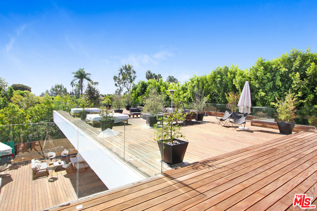 9570 SUNSET BLVD