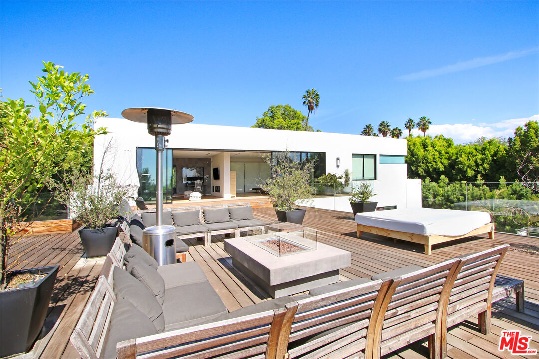 9570 SUNSET BLVD