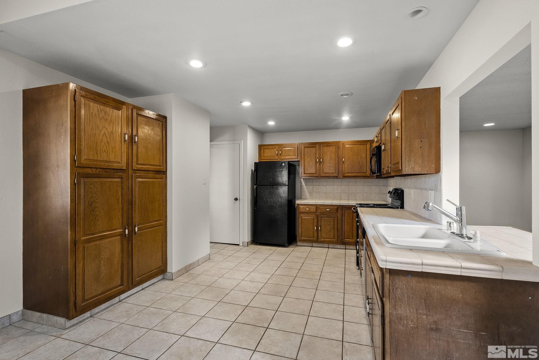 698 E Riverview Circle