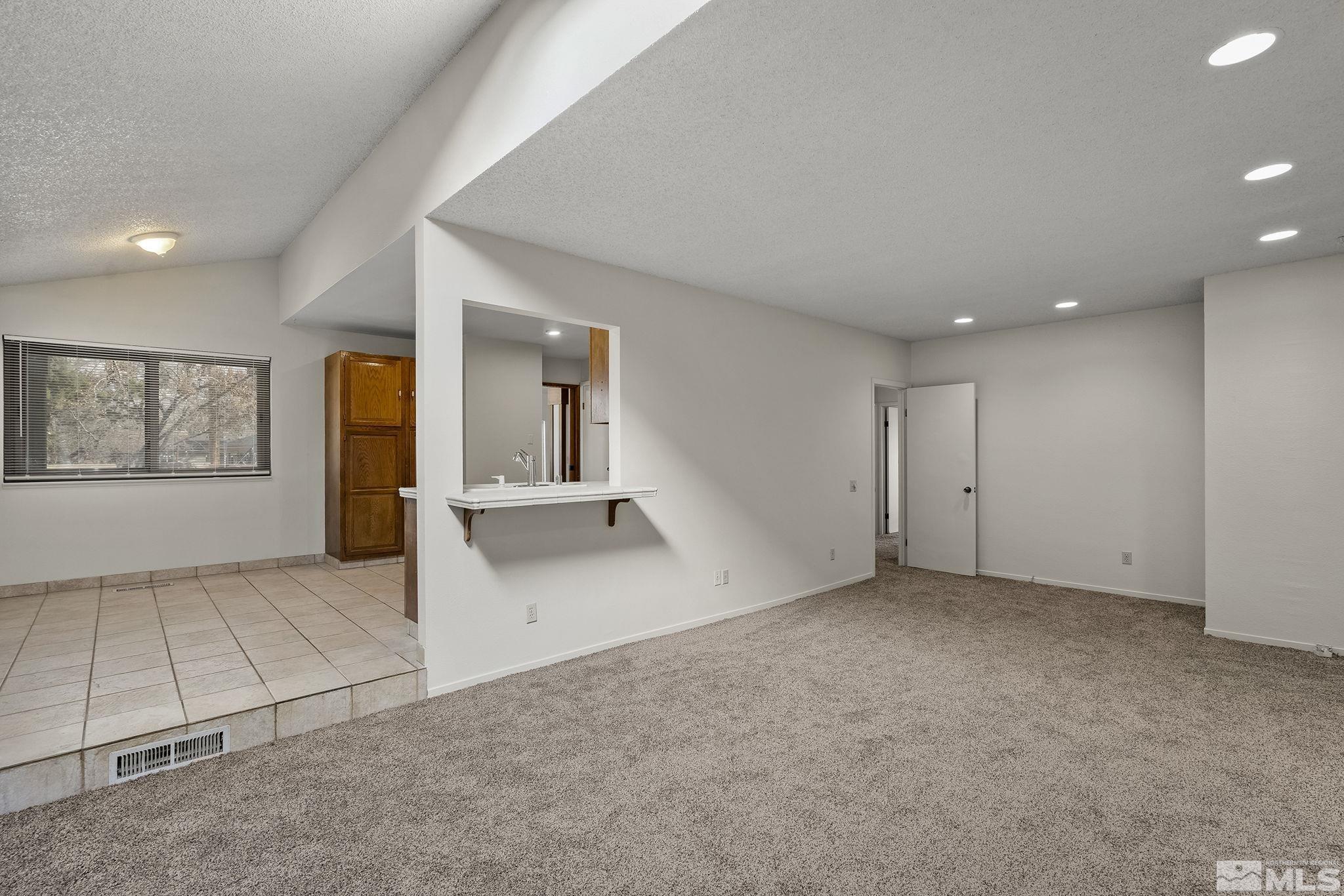 698 E Riverview Circle