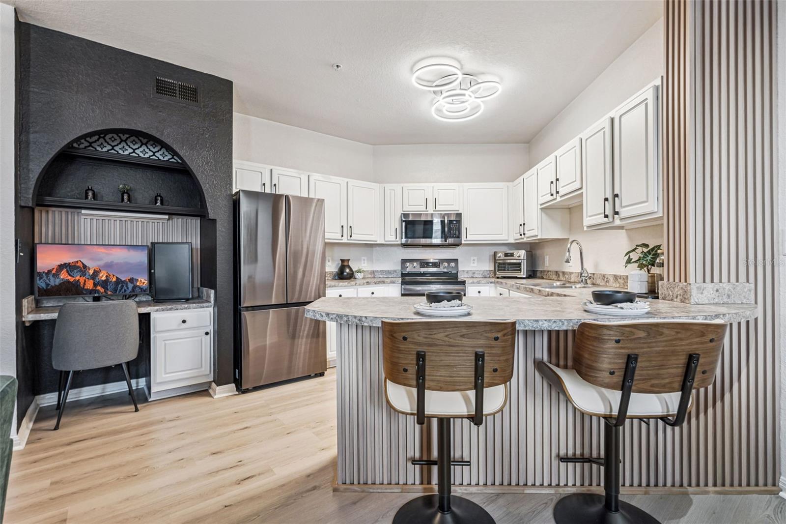 911 N ORANGE AVE #548