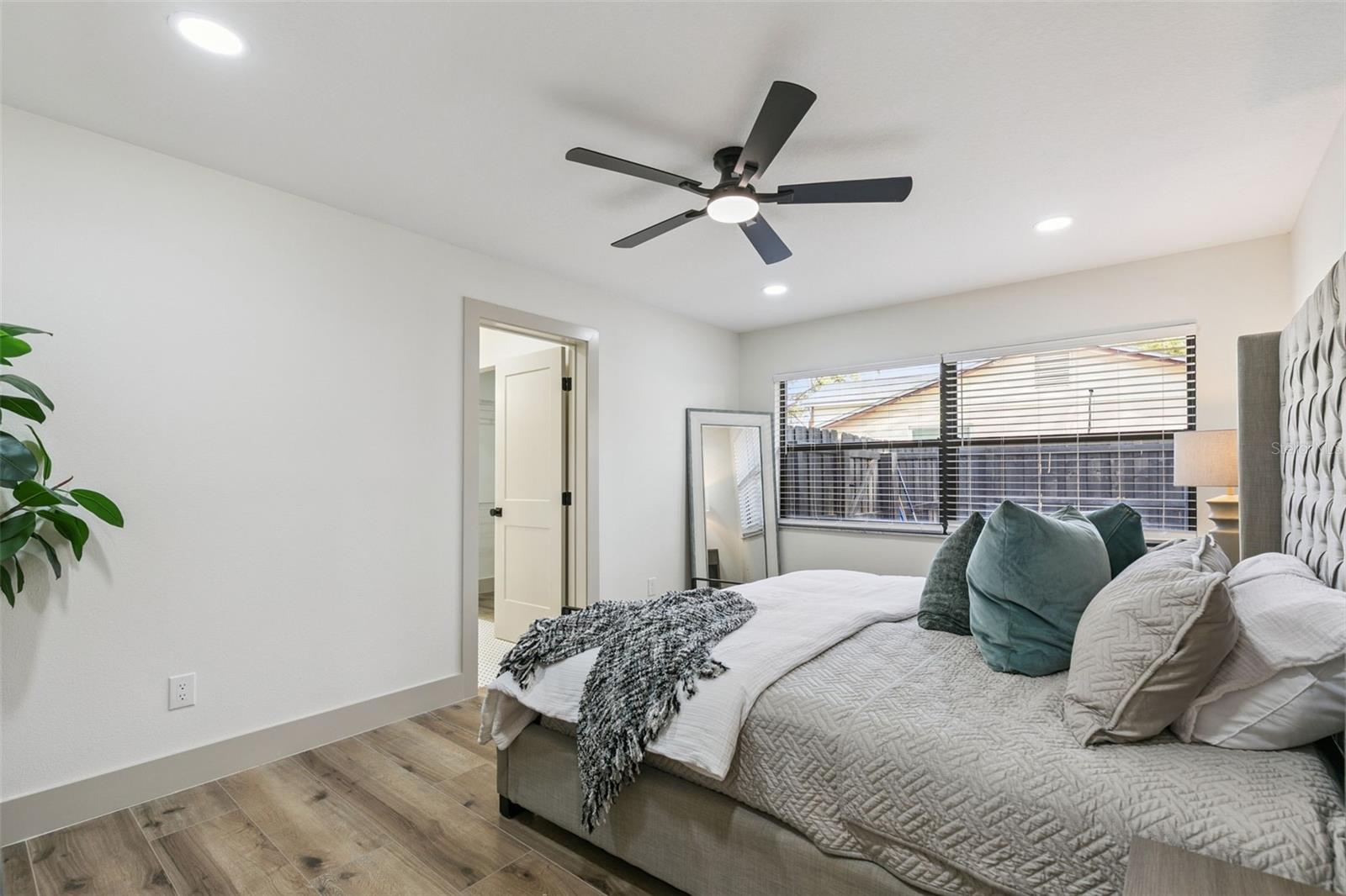 622 SPRING OAKS BLVD