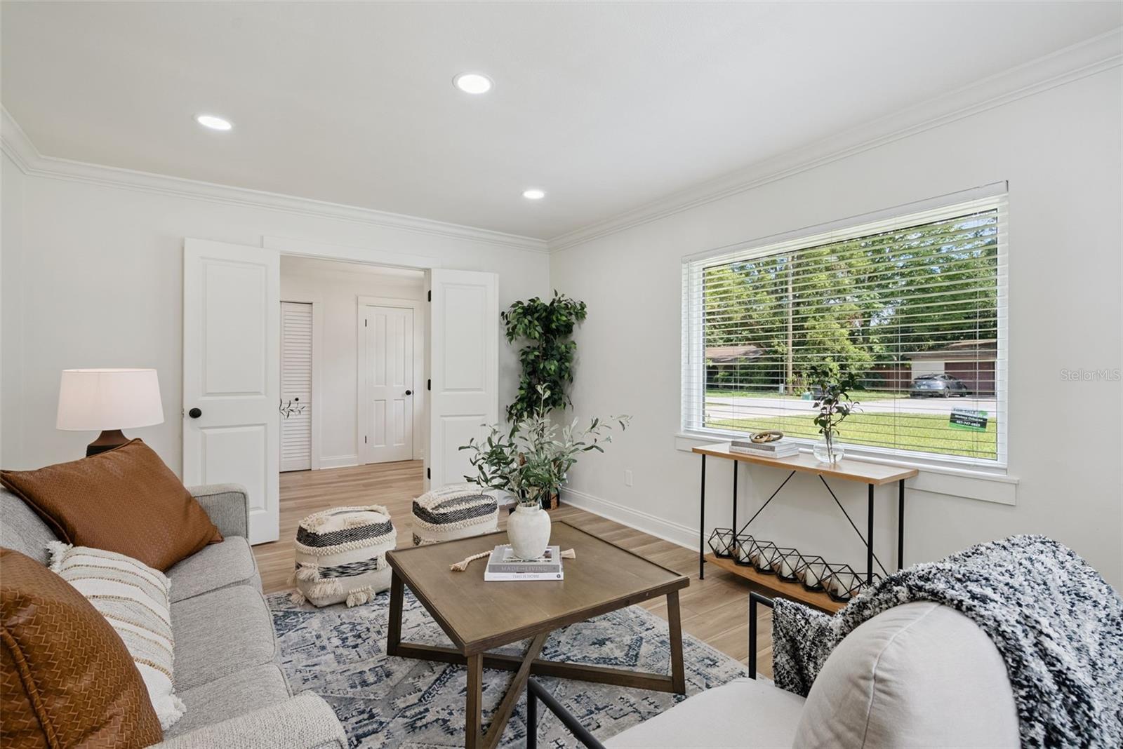 370 SULTANA LN