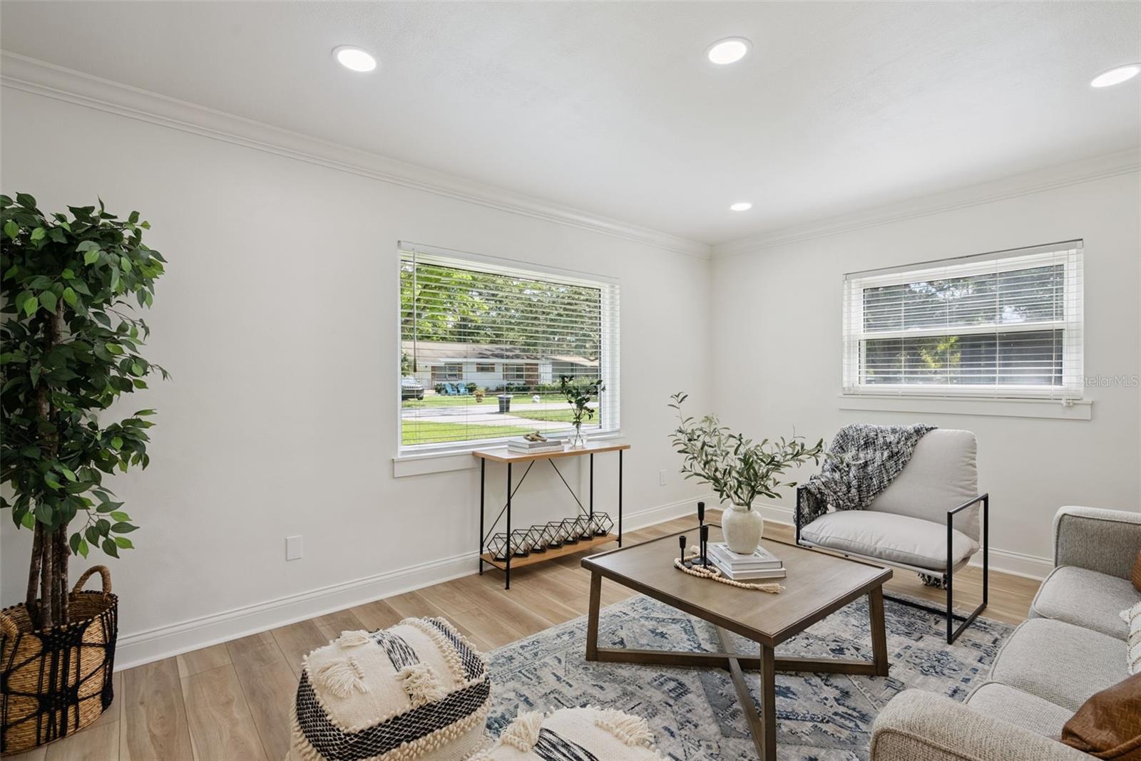 370 SULTANA LN