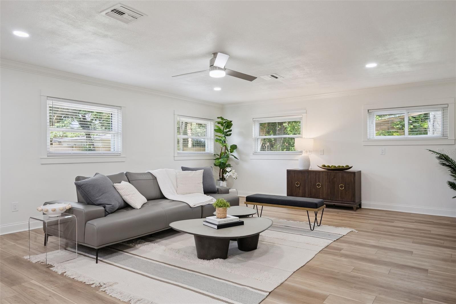370 SULTANA LN